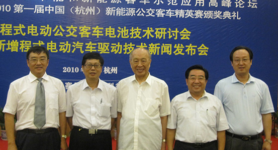 集團董事長、總裁程清豐在參加中國節(jié)能和新能源客車示范應用高峰論壇期間與行業(yè)專家和合作伙伴合影